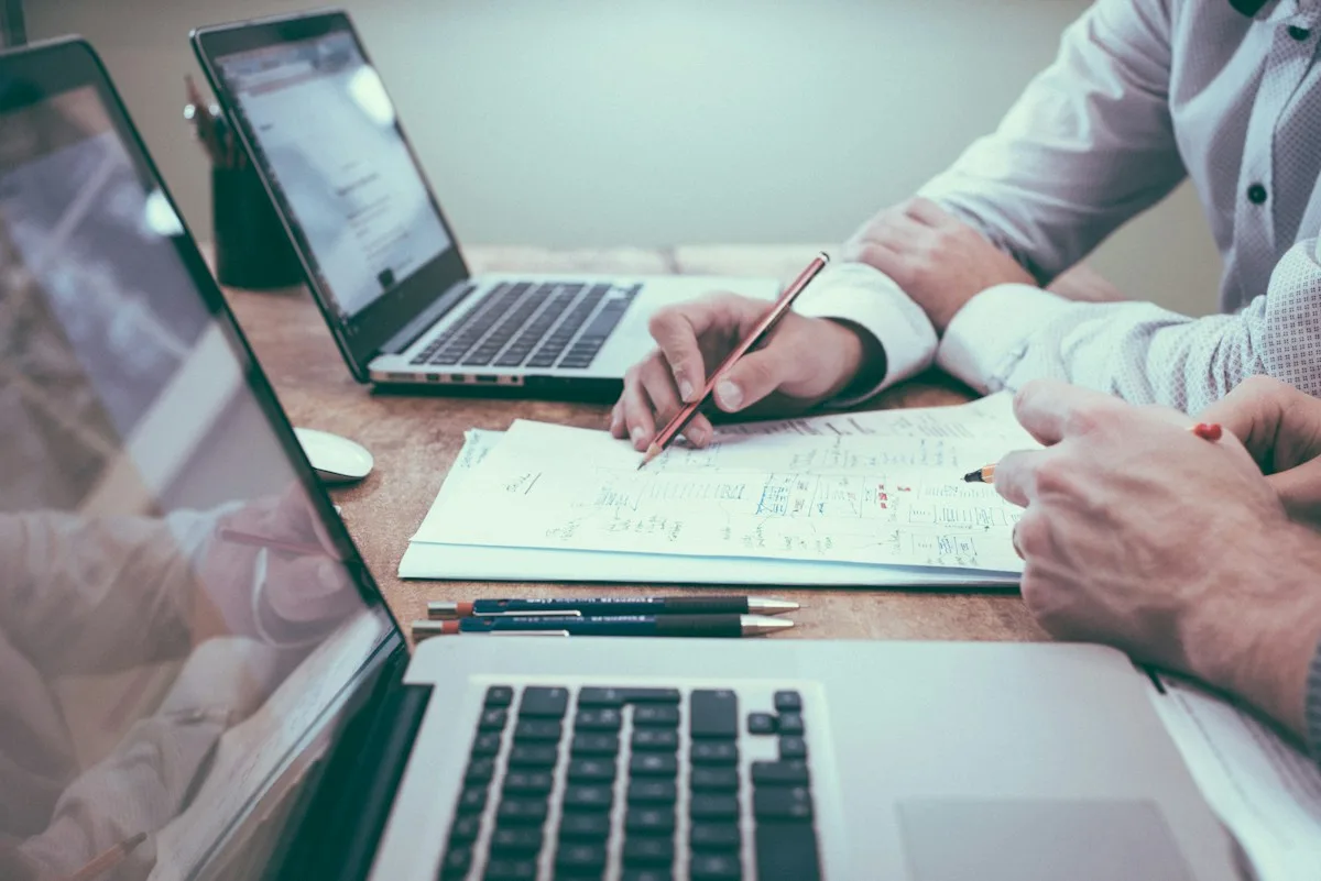 Asesoría entre profesionales que revisan documentos y cuentas de una empresa