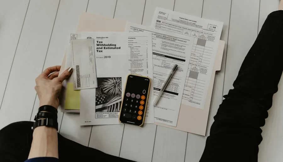 Documentos financieros y calculadora preparados para una revisión contable
